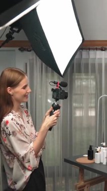 Etkilenen iki ortak canlı yayında video görüntülerini çekiyor makyaj malzemesi prim sosyal medya veya blog. Kozmetik stüdyosu ışıklandırmalı mutlu genç kız çevrimiçi pazarlama oturumu yayını için..
