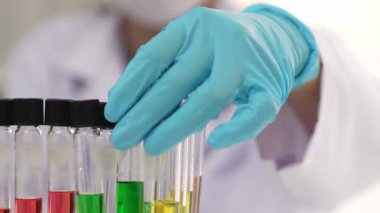 Laboratuvar araştırmacısı yeni bir ilaç geliştirir ya da tedavi eder. Laboratuvar tüpünde renkli kimyasal sıvı kullanır. Bilimsel veya kimya uzmanlığı ve laboratuvar ekipmanları ile sağlık hizmetlerinin teknolojik gelişimi. Katı.