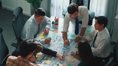 Proje planıyla masaya otururken bir grup farklı takım planlama stratejisi. Zeki iş adamlarının beyin fırtınası ve ev yapımı için birlikte çalıştıklarının en üst düzey görüntüsü. Hizalama.