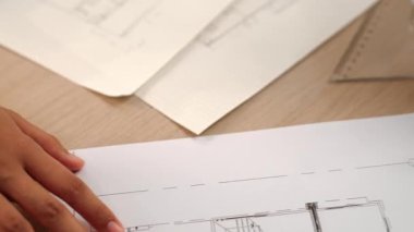 Ölçüm ve yazma aracını kullanarak mimari ofisindeki inşaat doğruluğu için ayrıntılı bir plan tasarlayan akıllı mimar ya da akıllı mühendisin videosu. Eline odaklan. - Yakın çekim. Tanımlama.