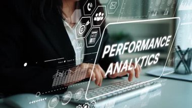 Modern Ofis Ortamı 'nda Veriye Yönelimli Karar Verme Analizleri İçin Dijital Performans Analizi Kullanan İşkadını. Asemptotik akıllı veri analitiği.