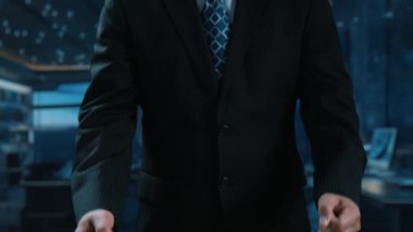 Ekoloji, Yenilenebilir Enerji, Rüzgar Gücü ve Modern Ofis Ortamı 'nda Sürdürülebilir Uygulamalarla İlgili Dijital Simgeleri Sunan İşadamı. Dörtgen