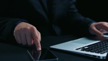 Yapay zeka arayüzü uyarı hatası ve sistem alarmı gösteriyor. Yapay zeka hatası yanlış çıktıya ya da halüsinasyona yol açabilir. Yapay zeka komut hatasını yönetmek güvenli yapay zeka dağıtımında çok önemli. Elide