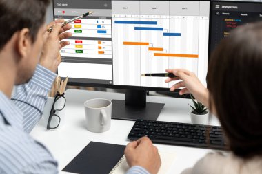 Ekip projesinin zaman çizelgesini gösteren bilgisayar ekranında canlı iş projesi yönetimi için proje planlama yazılımı
