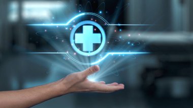 Laboratuvar arka planında yüzen tıbbi çapraz holograma yakın çekim. Belirtileri analiz etmek ve teşhis etmek için çapraz simge kullanarak elde erişim ve tıbbi verileri bağlamak. Sağlıklı..