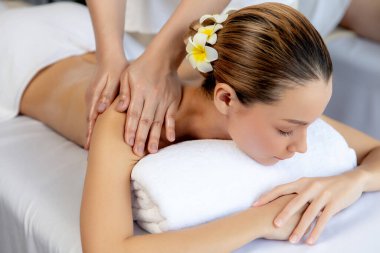 Kafkas çift müşterisi stres önleyici spa masajının keyfini çıkarıyor ve lüks otel veya oteldeki gündüz açık hava ortamında güzellik teniyle eğleniyor. Sessiz.