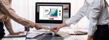 Masadaki bir grup iç mimar takımı dizüstü bilgisayarında mimari yazılım bulunan çeşitli ruh hali tahtası örneklerini seçiyor. Modern yenileme ve iç malzeme seçimi konsepti. İçgörü