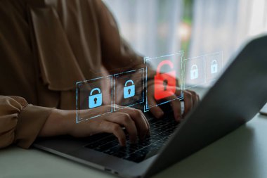 Siber güvenlik ihlalini gösteren dijital güvenlik kavramı, güvenlik sistemleri arasında veriye maruz kaldığını belirten kırmızı bir asma kilit, sistem savunmasızlığını ve Latch riskini vurguluyor.