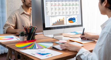 İş veri paneli, pazarlama stratejisi planlaması için iş zekası analizi sunar. Müşteri taleplerini analiz etmek ve iş dünyasının geleceğini önceden görmek için büyük veriler sunulur.