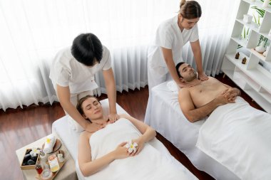 Kafkas çift müşterisi stres önleyici spa masajının keyfini çıkarıyor ve lüks otel veya oteldeki gündüz açık hava ortamında güzellik teniyle eğleniyor. Sessiz.