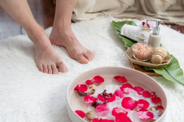 Kadınlar lüks spa salonlarında keyifli ayak masajlarına devam ederken, masör de hafif gün ışığı atmosferinde refleksoloji terapisi veya otel ayak spa 'sında. Sessiz.