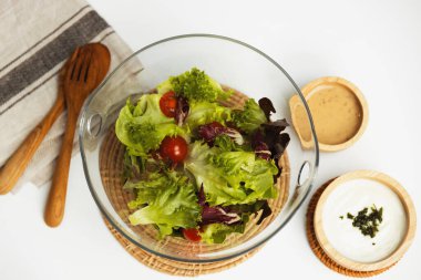 Çift etli hamburger ve ev yapımı beyaz masanın pişirdiği yemekte kepekli çöreğin yanında cam fırında taze sebze salatası. Özel menü listesi restoranı hazırlıyorum. İnfobahn.