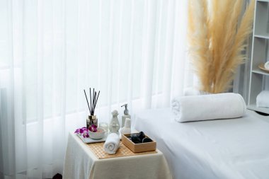 Lüks spa merkezindeki kaplıca masasında güzellik ve güzellik salonu aksesuarları. Spa masajı ve eğlence arka planı konsepti. Sessiz.
