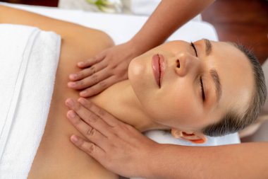 Kafkasyalı kadın müşteri stres önleyici spa masajının keyfini çıkarıyor ve lüks otel ya da oteldeki gündüz açık ortam güzellik salonunda güzellik teniyle eğleniyor. Sessiz.