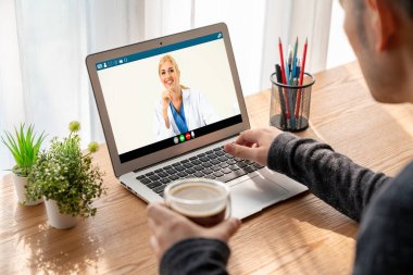 Hasta ile sanal görüşme için mod teletıp yazılım uygulaması tarafından çevrimiçi doktor görüntüsü çağrısı