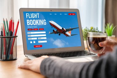Online uçuş rezervasyon sitesi mod rezervasyon sistemi sağlar. Seyahat teknolojisi kavramı .