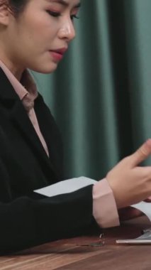 Gayretli emlak acentesi müşteriye bir emlak acentesi tarafından tavsiye edilirken, ev kredisi için müşteri sözleşmesi belgelerini sunar..