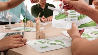 Karbon kullanımını azaltmak için yel değirmeni, ev ve ağaç modellerini kullanarak yeşil enerjiyle karışık masadaki eko ev projesini harika bir şekilde tartıştık. Eline odaklan. Tanımlama.