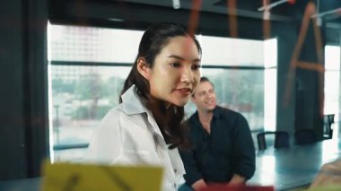 Genç kendine güvenen iş kadını projeyi uzman yatırımcıya sundu. Profesyonel proje yöneticisi başlangıç projesini açıklamak için yapışkan notlar kullanır, beyin fırtınası fikirlerini yatırımcıya paylaşır. Yönlendirici.