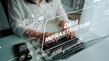 Modern veri altyapısı kavramlarını gösteren bir metin ile dizüstü bilgisayarda yazı yazan zarif çalışma alanı. Asemptotik akıllı veri analitiği.