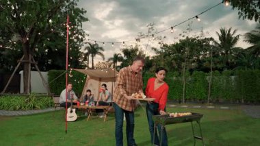 Aile hep birlikte bahçede kamp kurar, yaşlı bir çift barbekü yapar, yemek yer. Son sınıflar kamp faaliyetlerini kullanırlar, doğayla iç içe olurlar ve genç nesil çapraz kuşaklarla zaman geçirirler. Uyumsuzluk.