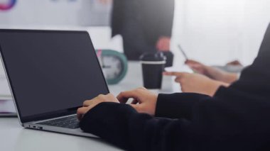 İş stratejisi hedefleri ve uzun vadeli istikameti belirler. Açık bir iş stratejisi, iş stratejisi büyümeyi ve iş stratejisi uygulamasını teşvik ederken, karar vermeyi destekler. Spire.