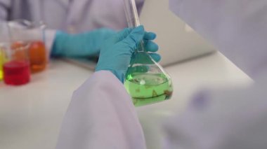 Laboratuvar araştırmacısı yeni bir ilaç geliştirir ya da tedavi eder. Laboratuvar tüpünde renkli kimyasal sıvı kullanır. Bilimsel veya kimya uzmanlığı ve laboratuvar ekipmanları ile sağlık hizmetlerinin teknolojik gelişimi. Katı.