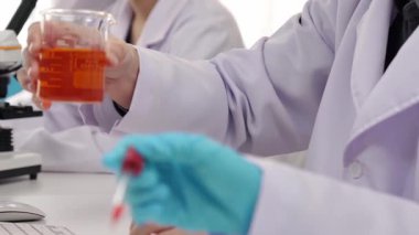 Bilimsel uzmanlığa, laboratuvar ekipmanlarına ve yenilikçi tıbbi biyoteknoloji yazılımına sahip laboratuvar sağlık araştırma ekibi yeni ilaçlar araştırıyor, tedavi geliştiriyor. Ağır çekim. Katı.