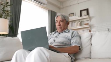 Dizüstü bilgisayardan mali raporlara bakarken koltukta oturan stresli büyükbaba. Gündelik kıyafetleri olan kıdemli bir işadamı, ölü satışlarını kontrol ederken hayal kırıklığına uğramış ve tükenmiş görünüyor. Myrmidon.