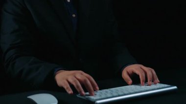 Adalet ölçeğini gösteren fütürist dijital hukuk arayüzü, dijital hukukun altını çizen, AI uyumu, dijital hukuk sistemleri ve güvenli yönetim için dijital hukuk düzenlemeleri. Elide