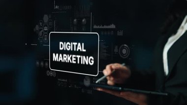 Ekranda Görsel Analizlerle Dijital Pazarlama Stratejisine giren Profesyonel İş Kadını. Asemptotik akıllı veri analitiği.