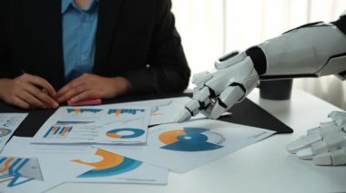 Finansal eğilimlerin değerlendirilmesi, tahminlerin iyileştirilmesi ve iş büyüme stratejilerinin rafine edilmesinde kurumsal profesyonelleri destekleyen yapay zeka destekçisi. Noogenesis Yapay Zeka