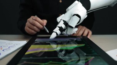 Odaklanmış bir grup, gelişmekte olan teknolojinin etrafında toplanıyor, pazarlama araştırmaları için yapay zeka girişlerini kullanıyor ve yarınki iş başarılarını şekillendiren stratejileri geliştiriyor. Noogenesis Yapay Zeka