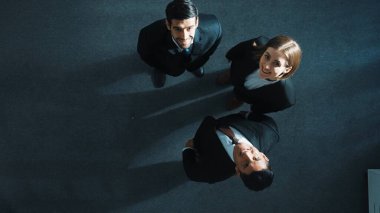 Çeşitli iş adamlarının yukarıdan aşağıya bakış açısı toplantı odasında ayakta durup kameraya bakarken pazarlama stratejisini açıklar. Bir grup zeki insan beyin fırtınası yapıp planı tartışıyor. Müdürlük.