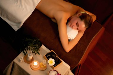 Kafkas çift müşterileri stres önleyici spa masajının keyfini çıkarıyorlar ve lüks otel veya otellerde sıcak mum ışığında güzellik derisi eğlenceleriyle şımartıyorlar. Sessiz.