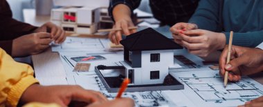 Mimarlar takımı, bir evin detaylı bir modelini sergileyerek, yaratıcılık ve yenilikleri yansıtarak, bir yandan da bina planlarını tartışarak ortak bir oturuma katıldı. SACTR