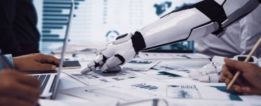 Gelecekçi bir robotik kol, veri tabloları ve modern ofis alanındaki raporlarla etkileşime geçerek, veri analizlerinde teknoloji ve insan uzmanlığı arasındaki işbirliğini vurguluyor.