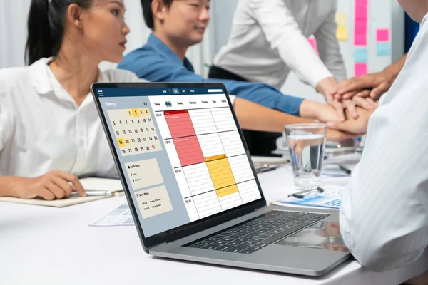 İnternet sitesinde canlı eleştiriler için çevrimiçi aplikasyon rezervasyon takvimi