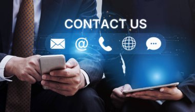 E- posta, web, telefon ve mesaj simgelerini gösteren UI konsepti. İletişim ve destek simgeleri iş iletişimini düzene sokmaya ve müşteri iletişim deneyimini geliştirmeye yardımcı olur. Eğri