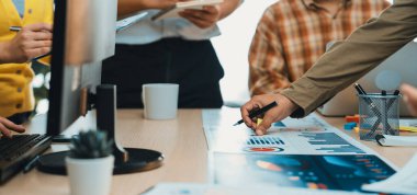 Çeşitli bir ekip dinamik bir toplantıya katılıyor, verileri analiz ediyor ve stratejiler geliştiriyor. İşbirlikçi atmosfer modern ofis araçlarını ve etkili iletişimi sergiliyor. SACTR