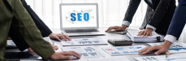 SEO arama motoru optimizasyonu bilgisayar ekranında canlı e-ticaret ve çevrimiçi perakende ticaret için