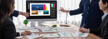 Web sayfasının modern tasarımı ve bilgisayar ekranında gösterilen ticari canlı reklamlar için grafiksel tasarımcı yazılımı