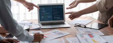 Uygulama ve program kodlaması için bilgisayar ekranında yazılım geliştirme programlama