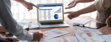 Hesap tablosu bilgi finansal başlangıç kavramı. Çevrimiçi analiz projesi için hesap tablosu belgelerinde veri ve grafikler