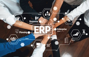 Çeşitli ofis çalışanlarından oluşan bir grup, ofis odasında el ele vererek iş sinerjisini ve iş yerindeki güçlü verimli takım çalışmasını sembolize ediyor. İş çalışanları arasındaki işbirliği ve birlik. İhtiyatlı Dostluk