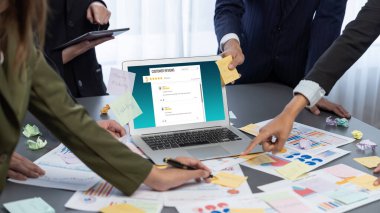 Analizci ekibi yaratıcı ve analitik beyin fırtınası fikri için bilgisayar ekranında BI veri paneli olan yapışkan bir not kullanıyor. Pazarlama stratejisi için finansal veri görselleştirme teknolojisini analiz et. Dahi.