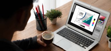 Web sayfasının modern tasarımı ve bilgisayar ekranında gösterilen ticari reklamlar için grafiksel tasarımcı yazılımı