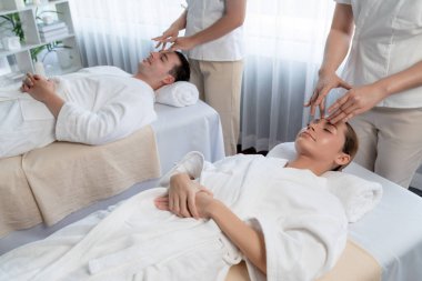 Kafkasyalı çift stres önleyici kafa masajının keyfini çıkarıyor ve lüks otellerde ya da otel spa salonlarında gündüz kaplıcalarında yüz güzelliği eğlencelerini şımartıyor. Sessiz.
