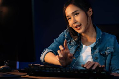 Genç ve güzel Asyalı yaratıcı kadın telefon masasından müşteriyi ya da iş arkadaşını arayıp yaratıcının geceleri neon ofisteki pazar analizini ararken yüksek kâr ettiğini anlatıyor. Taktik.