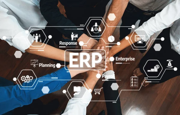 Çeşitli ofis çalışanlarından oluşan bir grup, ofis odasında el ele vererek iş sinerjisini ve iş yerindeki güçlü verimli takım çalışmasını sembolize ediyor. İş çalışanları arasındaki işbirliği ve birlik. İhtiyatlı Dostluk